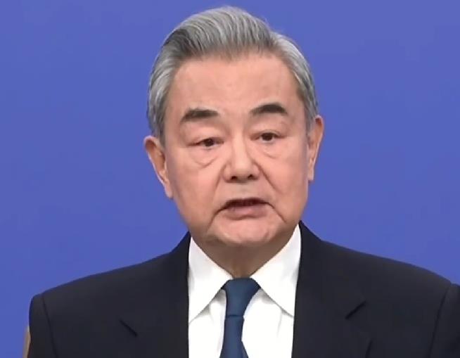 【两会时间】王毅谈伊朗局势：拳头硬不等于道理硬 世界不能退回丛林法则