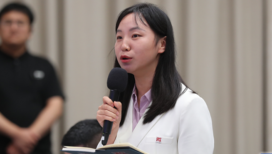 中央统战部副部长答本网记者问：寄宿制反映了中国坚持民族平等教育公平的理念