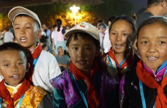 【繁星点点】西藏阿里小学生在天安门广场 唱支山歌给党听