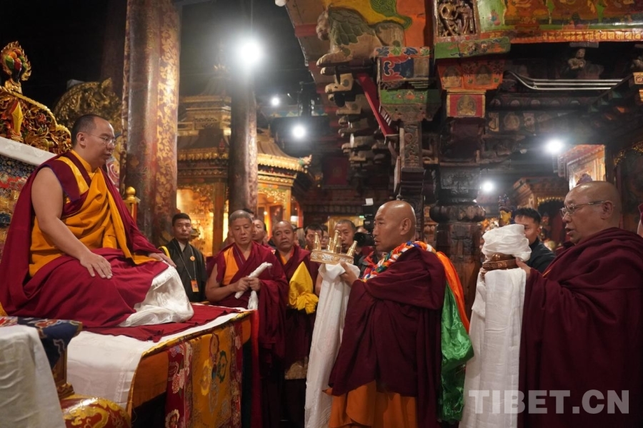 班禅额尔德尼·确吉杰布朝拜大昭寺 祈愿国泰民安世界和平