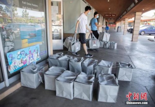 资料图：当地时间5月9日，美国硅谷腹地“盐语”厨房的送餐员将打包好的保温袋搬到各自的车上，再送往附近的客户手中。不同于普通餐馆，“盐语”是以“中央厨房”的模式在硅谷发展起来的。<a target='_blank' href='http://www.chinanews.com/' _fcksavedurl='http://www.chinanews.com/'><p  align=