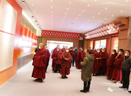 拉薩市哲蚌寺管委會組織僧眾和干部參觀藏傳佛教活佛轉世專題展