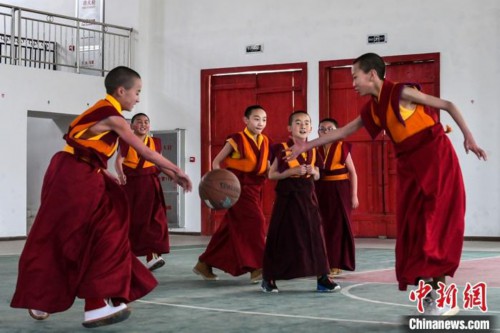 西藏宗教学府迎开学 僧尼话“象牙塔”内多彩生活