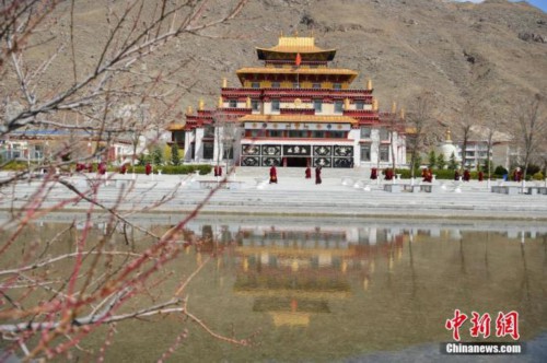 3月23日，西藏佛学院开学第二日，<a target='_blank' href='http://www.chinanews.com/' _fcksavedurl='http://www.chinanews.com/'>中新社</a>记者前往学院探访了少年活佛班、尼众部等，走进了他们的课堂。该学院有来自藏传佛教格鲁派、宁玛派等各个教派的僧尼，900余人在此学习。图为西藏佛学院内景。<a target='_blank' href='http://www.chinanews.com/' _fcksavedurl='http://www.chinanews.com/'>中新社</a>发 贡嘎来松 摄