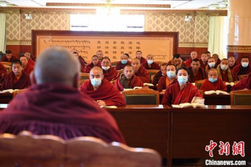 3月23日，记者走进位于拉萨的西藏佛学院，探访宗教学府的新学期。图为佛学院学员正在上课。<a target='_blank' href='http://www.chinanews.com/' _fcksavedurl='http://www.chinanews.com/'></p><p  align=