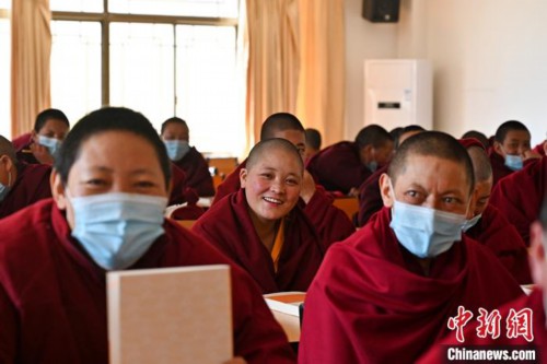 3月23日，记者走进位于拉萨的西藏佛学院，探访宗教学府的新学期。图为西藏佛学院尼众部学员等待上课。<a target='_blank' href='http://www.chinanews.com/' _fcksavedurl='http://www.chinanews.com/'></p><p  align=