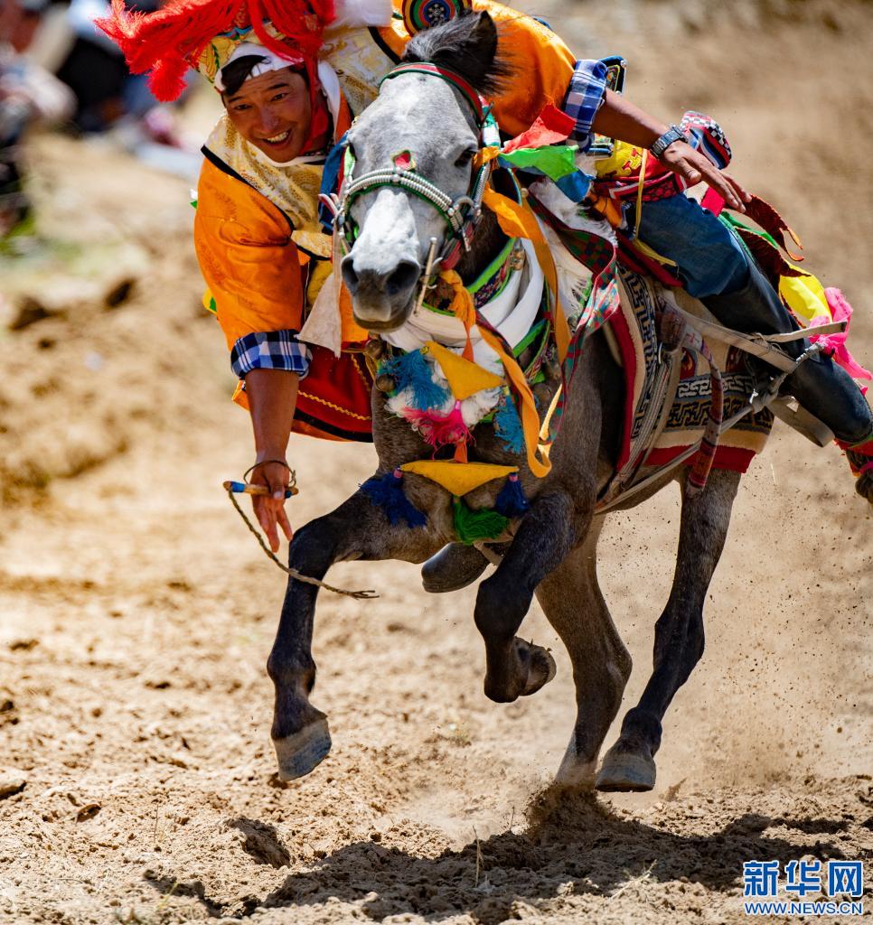 西藏：山溝里的賽馬