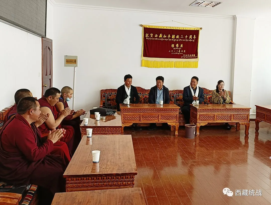 巴宜区委常委、统战部部长益西江措看望慰问西藏佛学院巴宜区籍学员