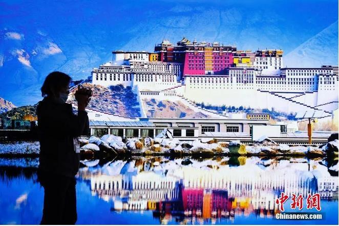 资料图：10月20日，以“新征程的中国：幸福新西藏发展新画卷”为主题的外交部西藏全球推介活动在中国外交部蓝厅举行。图为记者进行拍摄。<a target='_blank' href='http://www.chinanews.com/' _fcksavedurl='http://www.chinanews.com/'><p  align=