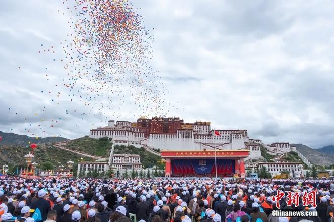 资料图：8月19日，西藏各族各界干部群众2万多人欢聚在拉萨布达拉宫广场，热烈庆祝西藏和平解放70周年。<a target='_blank' href='http://www.chinanews.com/' _fcksavedurl='http://www.chinanews.com/'><p  align=