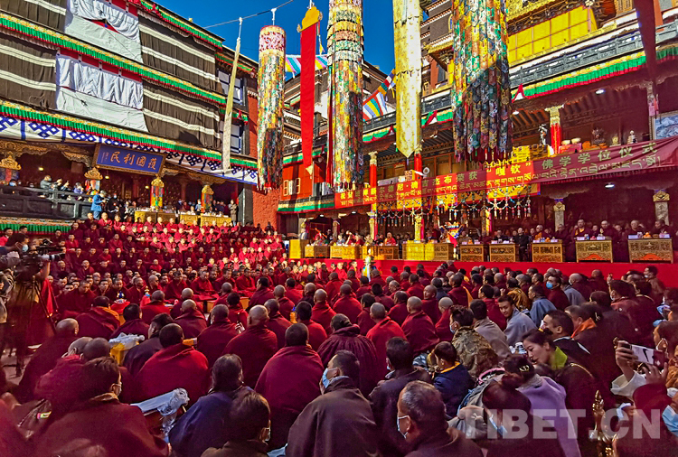 共庆盛事、共享法喜——庆祝班禅获得嘎钦佛学学位仪式在扎什伦布寺举行