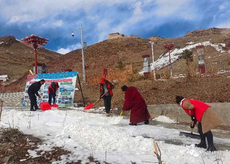比如县热登寺、达姆寺管委会组织开展“干僧同心同德” 主题扫雪除冰活动