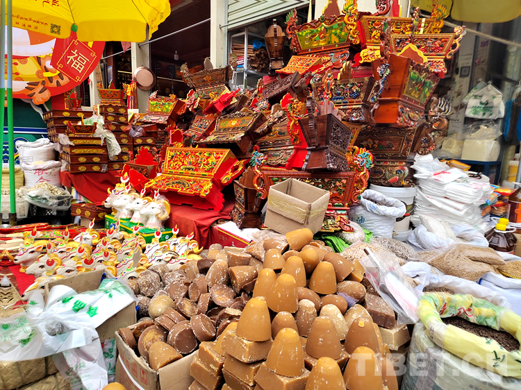 民族团结花“绽放”在西藏山南年货市场