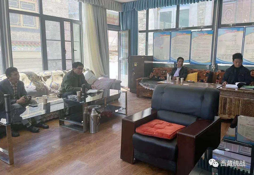 自治區黨委統戰部部務成員、西藏社會主義學院黨組書記、院長平措旺堆在扎囊縣敏珠林寺管委會檢查指導工作