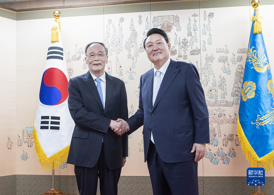 王岐山出席韓國新任總統尹錫悅就職儀式