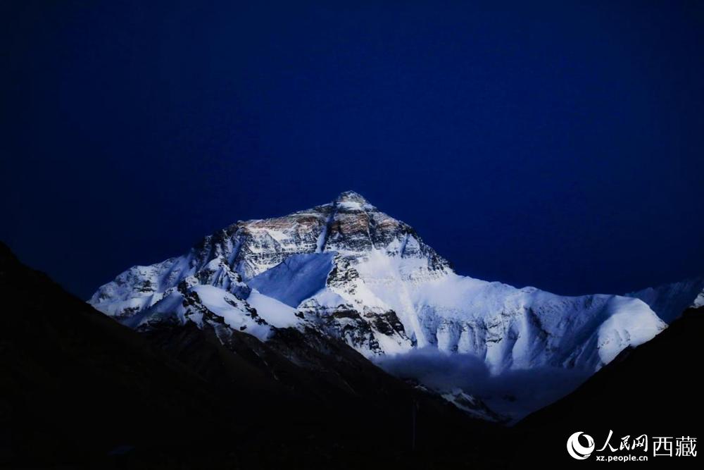 夜幕下的珠穆朗玛峰。