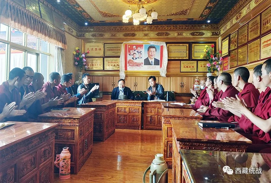 山南市委常委、统战部部长丹增深入浪卡子县桑顶寺开展“三个意识”教育宣讲