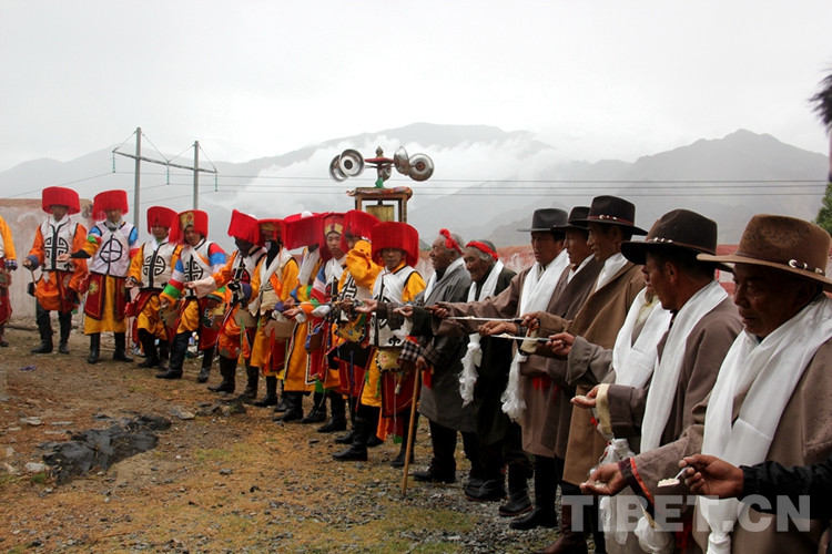 西藏桑達村歡度“望果節”慶豐收