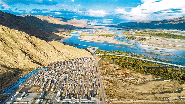 西藏：团结奋进推动雪域高原长治久安和高质量发展