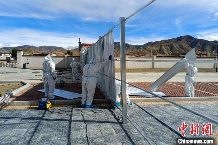 西藏金塔建设集团有限公司职工支援日喀则方舱建设。　受访者供图