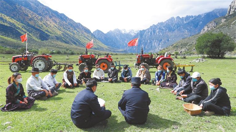 西藏各族干部群眾積極深入學習黨的二十大報告精神