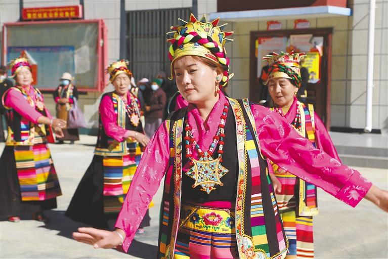 西藏各族群眾通過各種方式祝福偉大祖國