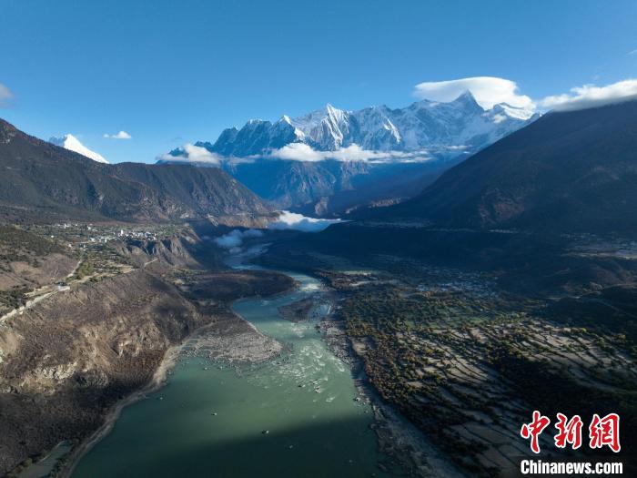 11月8日西藏林芝雅魯藏布大峽谷，遠處為著名的南迦巴瓦峰?！《拘?攝
