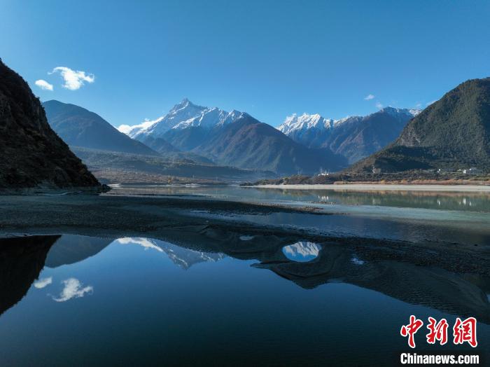 西藏林芝雅魯藏布江和遠處的雪山?！《拘?攝
