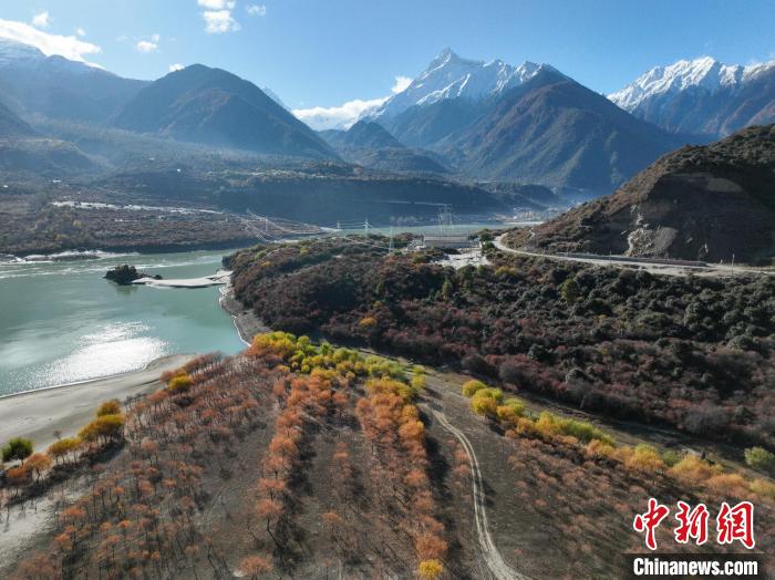 秋冬轉換西藏雅魯藏布大峽谷風光壯麗