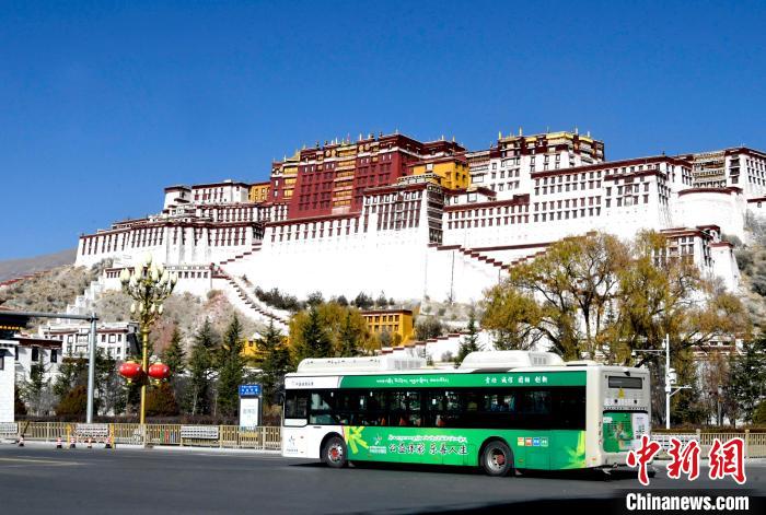 12月7日，一輛公交車從拉薩市城關區北京中路駛過?！±盍?攝