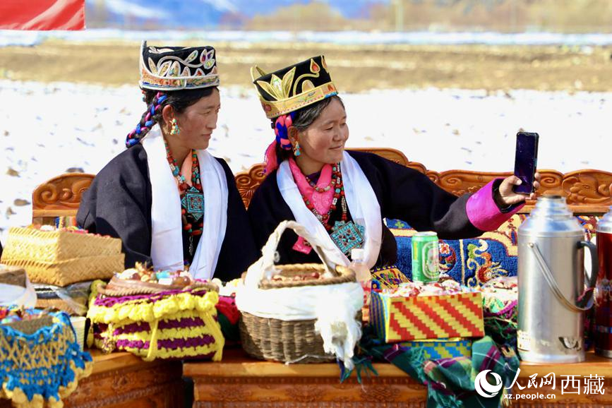 圖為村民穿著節日盛裝在春耕儀式上。人民網 次仁羅布攝