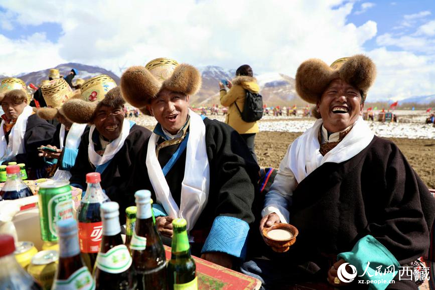 圖為村民穿著節日盛裝在春耕儀式上。人民網 次仁羅布攝