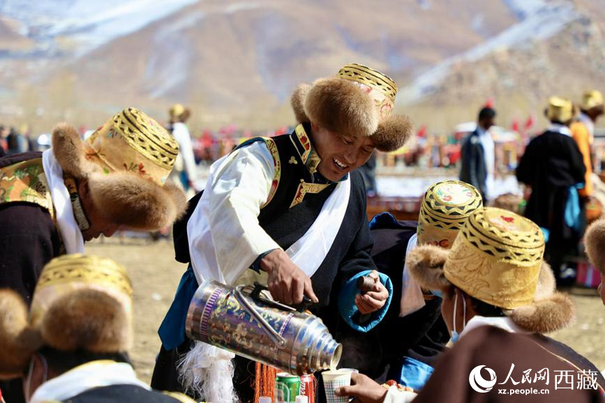 圖為拉薩市墨竹工卡縣唐加鄉莫沖村村民在春耕儀式上。人民網 次仁羅布攝