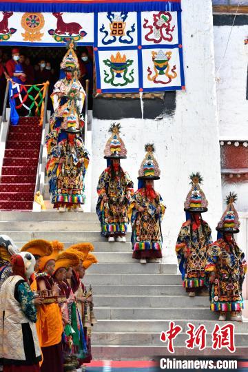 圖為西藏山南桑頂寺“崗甲薩”大法會跳神活動現(xiàn)場?！∝暩聛硭?攝