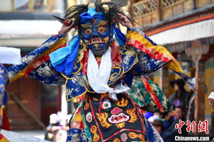 圖為西藏山南桑頂寺僧人佩戴面具參加跳神活動。　貢嘎來松 攝