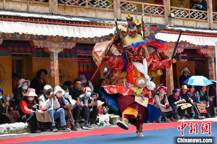 圖為西藏山南桑頂寺僧人佩戴面具參加跳神活動。　貢嘎來松 攝