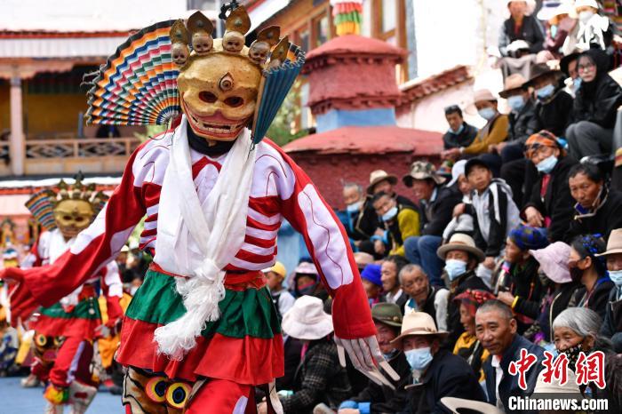 圖為西藏山南桑頂寺僧人們佩戴面具參加跳神活動。　貢嘎來松 攝