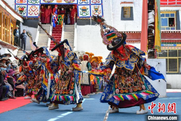 圖為西藏山南桑頂寺僧人們佩戴面具參加跳神活動。　貢嘎來松 攝