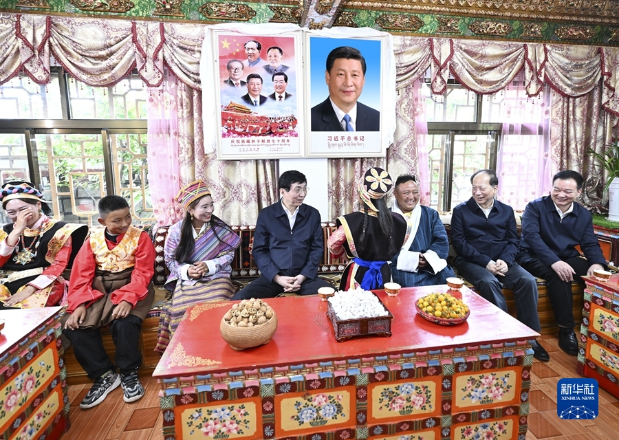 王沪宁在西藏调研时强调 坚定不移贯彻新时代党的治藏方略 确保西藏工作始终沿着正确方向推进