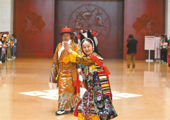 西藏：传统服饰亮相“藏博”