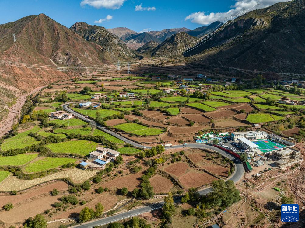 西藏：景观大道旁的旅游小村