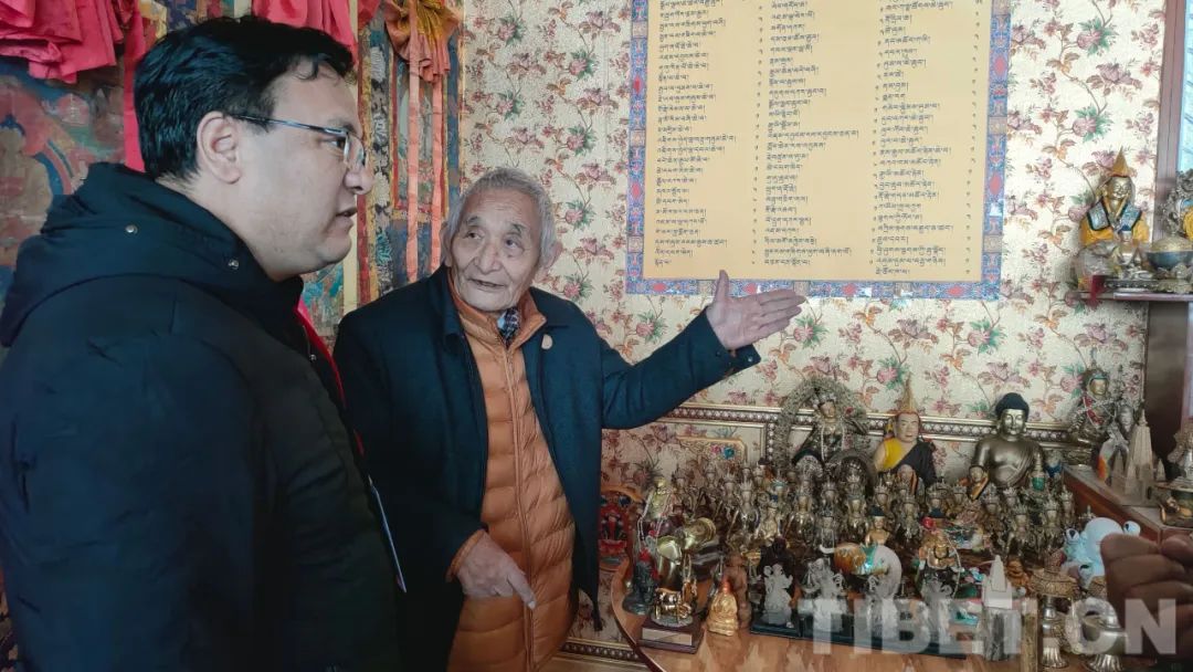 愛國友好藏胞卡納·加央活佛宗教用品捐贈儀式在玉樹州康囊寺舉行