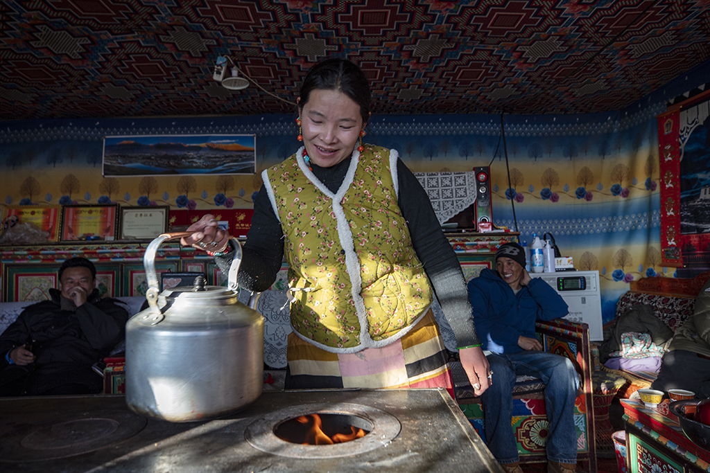 尼瑪縣俄久鄉馬遷村牧民嘎宗在家中的牛糞爐上燒水（12月18日攝）。新華社記者 姜帆 攝
