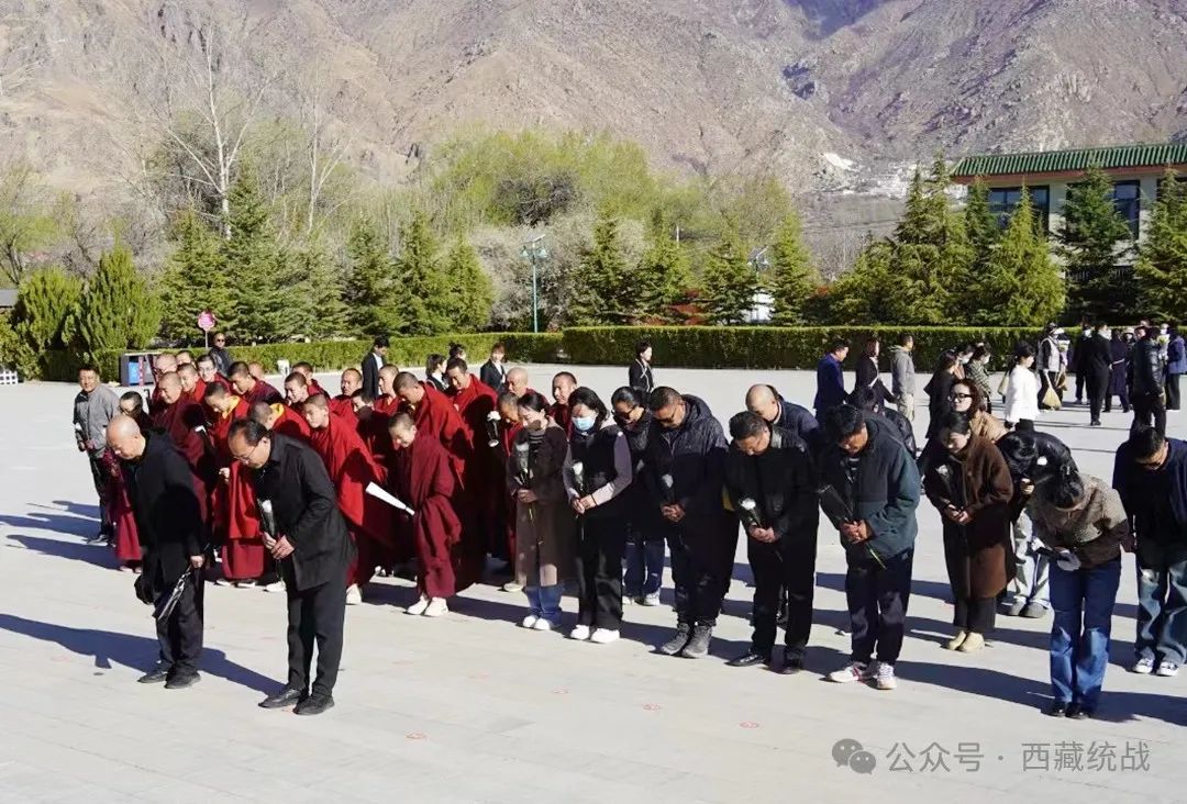 清明祭英烈 鲜花献忠魂——西藏佛学院师生员工赴拉萨烈士陵园缅怀先烈