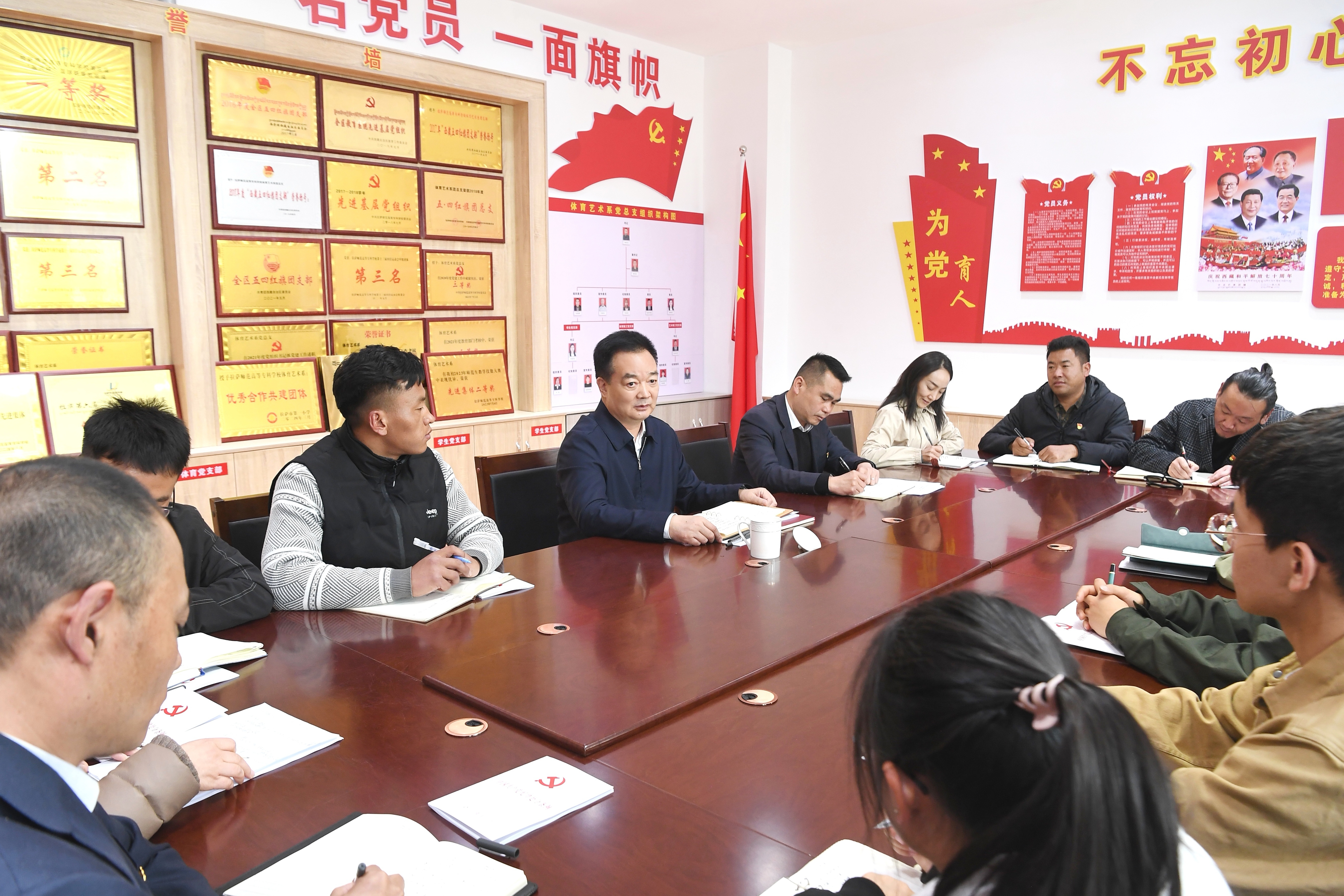 王君正与我区青年学生代表交流座谈 勉励广大青年努力做社会主义现代化新西藏建设的接班人
