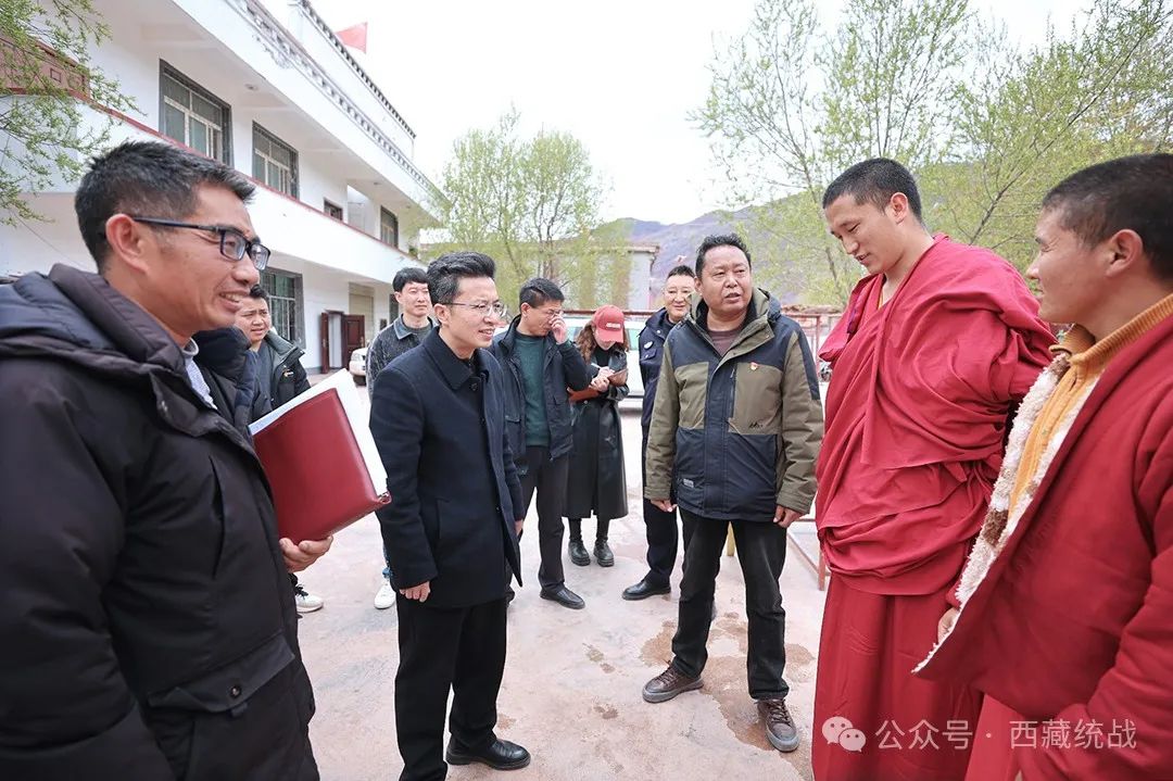 昌都市察雅縣委副書記、縣長李成光深入則松寺、德松寺管委會督導調研