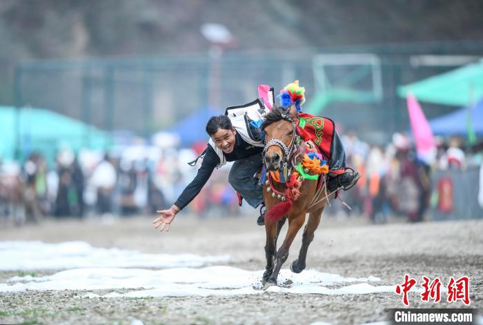 西藏民众赛马欢度“望果节”