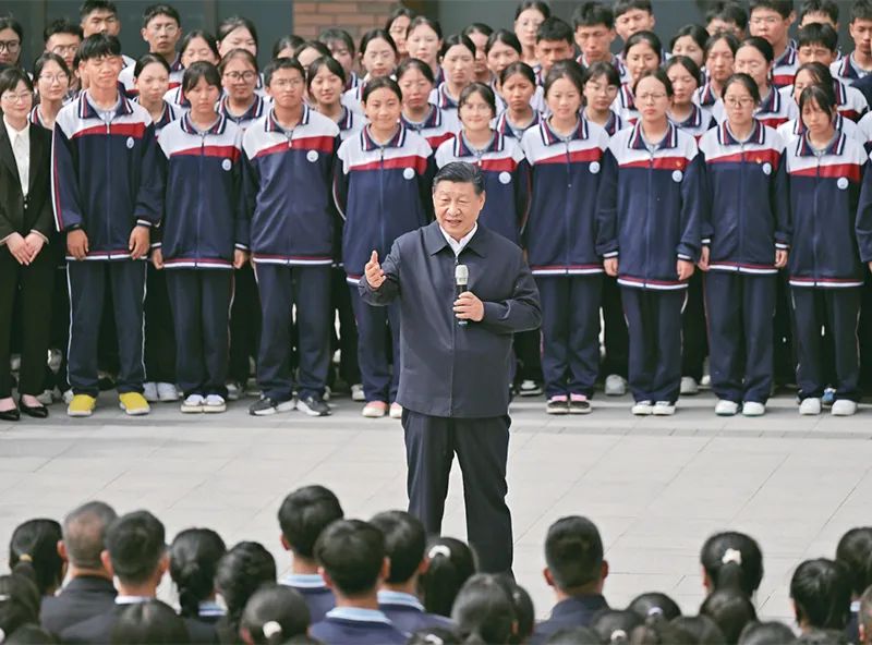 习近平：激励新时代青年在中国式现代化建设中挺膺担当