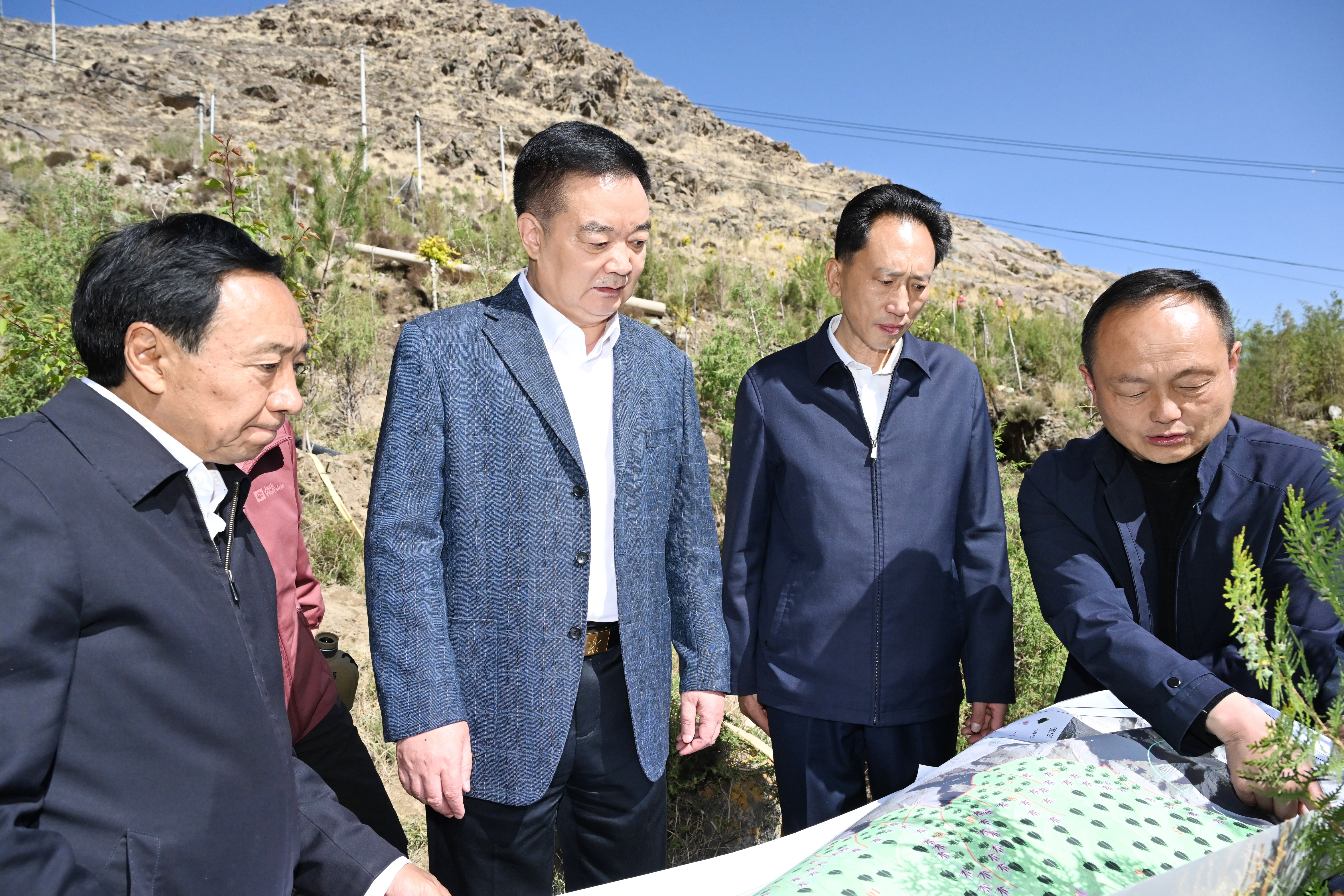王君正調(diào)研南北山綠化工程進(jìn)展情況