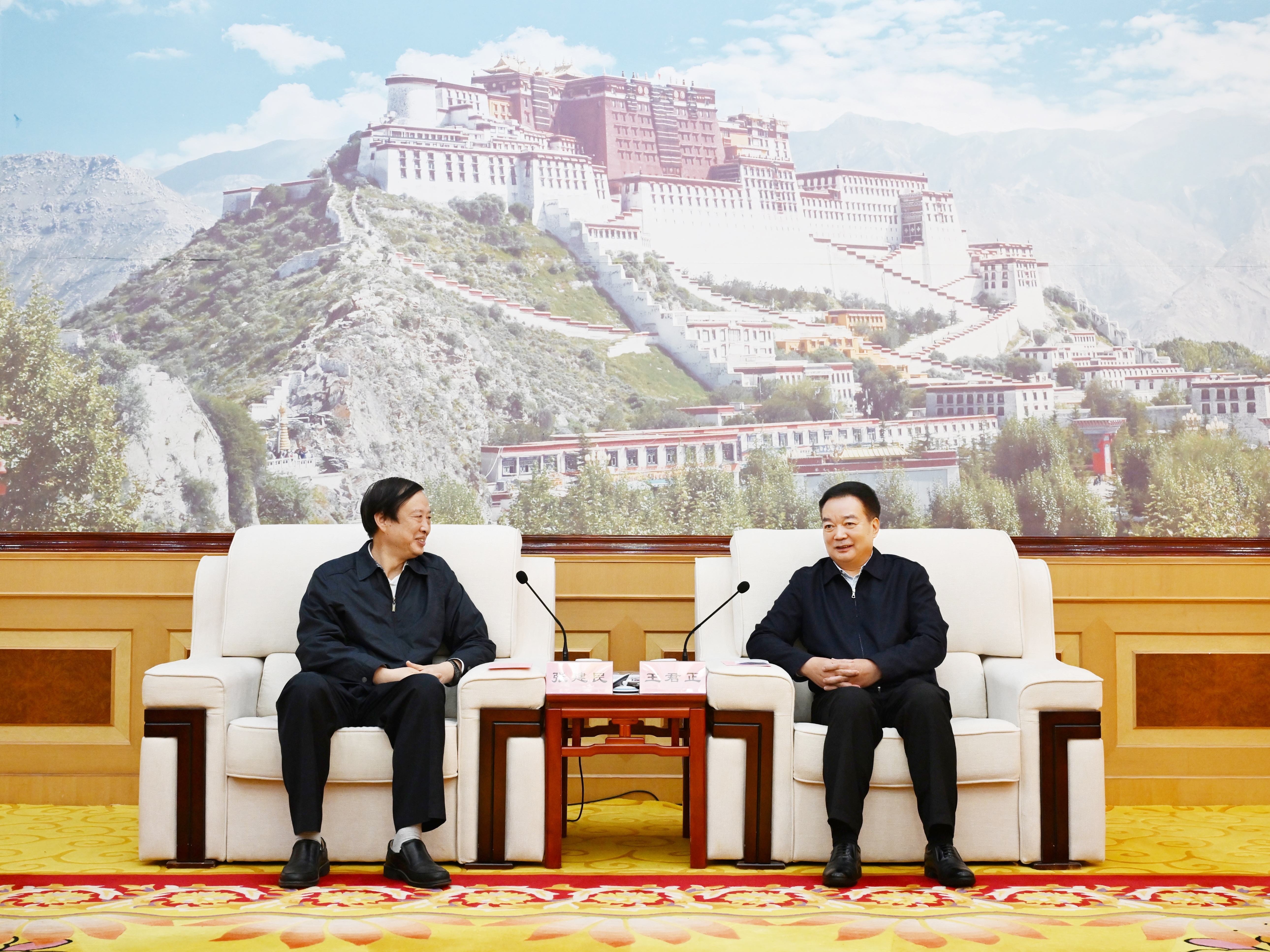 王君正与国家烟草专卖局党组书记、局长张建民座谈
